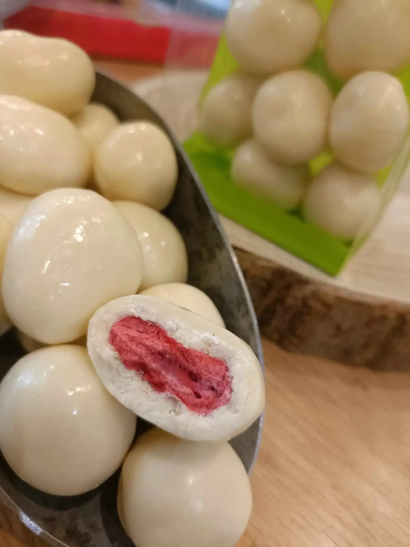 Fraise enrobée de chocolat blanc