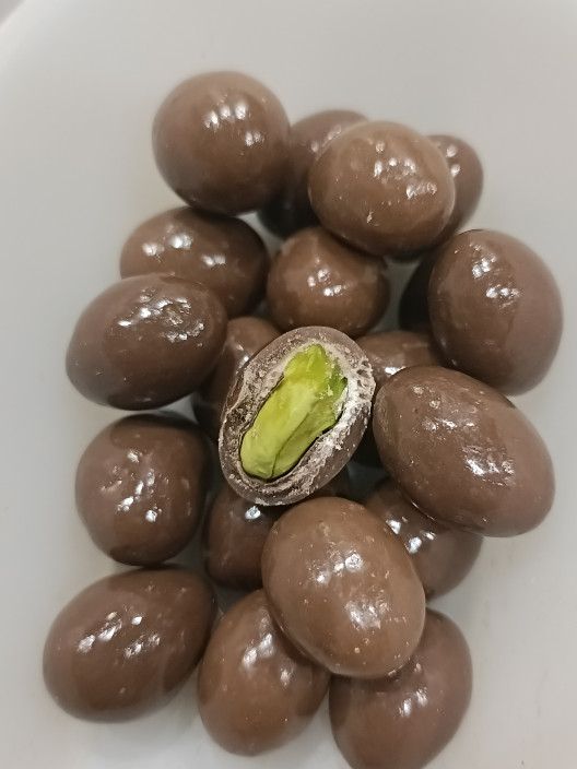 Pistaches caramélisées à la fleur de sel enrobées de chocolat au lait