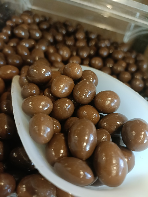 Pistaches caramélisées à la fleur de sel enrobées de chocolat au lait