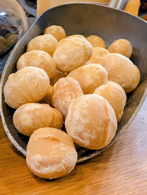 Noix de macadamia : torréfiées artisanalement en boutique.