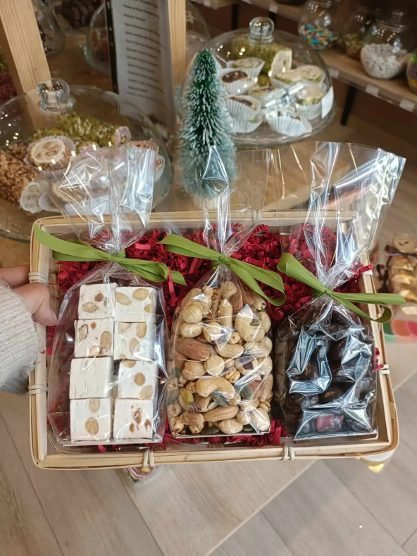Coffret gourmand de fruits secs et de friandises