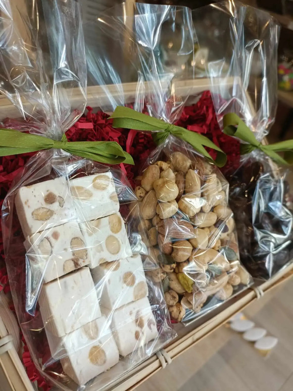 Coffret gourmand de fruits secs et de friandises