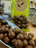 Billes de maïs soufflés enrobées de chocolat au lait