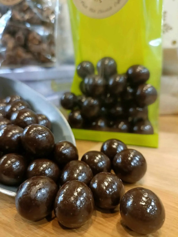Billes de maïs soufflés enrobées de chocolat noir artisanal
