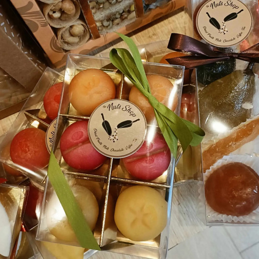 Pâte d'amande en forme de fruit artisanale