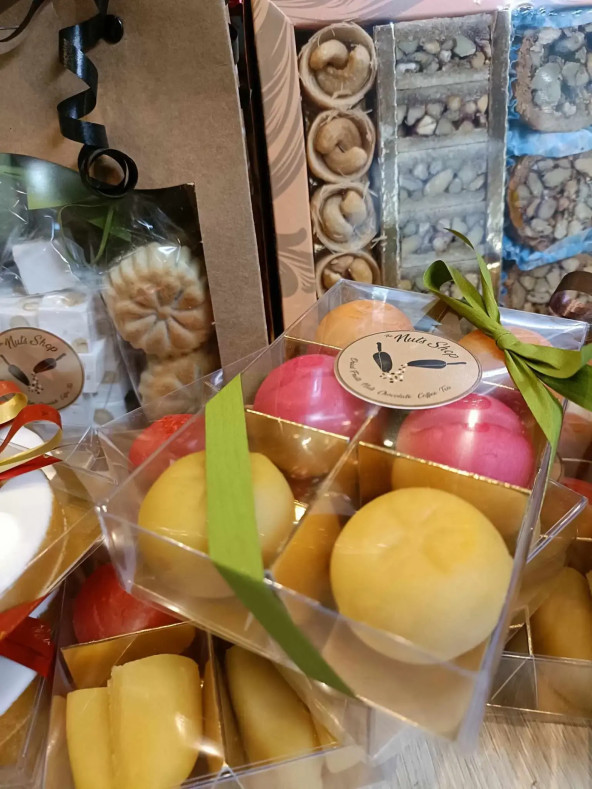Pâte d'amande en forme de fruit artisanale